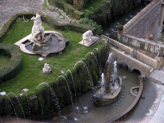 Immagini Villa d’Este a Tivoli, giardini italiani. La fontana dell’organo e della rometta foto capolavori arte giardino Italiano. Piazza in centro